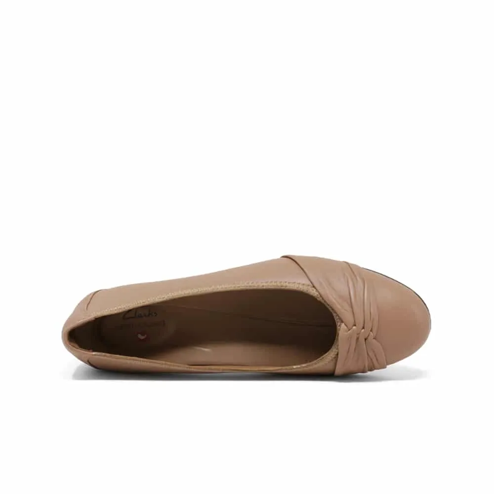 CLARKS Un Blush Wish Women Pump Praline Leather